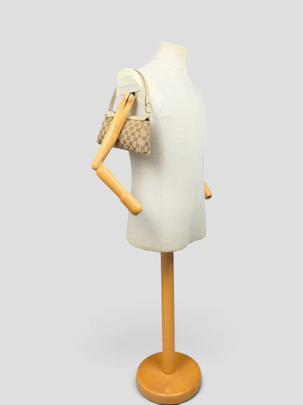 Gucci GG Canvas Abbey D-Ring Pochette Baguette Shoulder Bag in Beige/Ebenholz, getragen an der Schneiderpuppe
