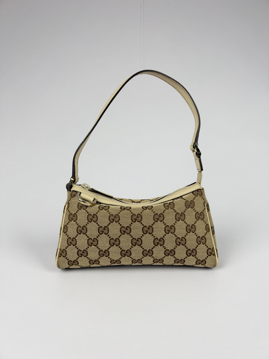 Gucci GG Canvas Abbey D-Ring Pochette Baguette Shoulder Bag in Beige/Ebenholz, Vorderansicht im Originalfoto