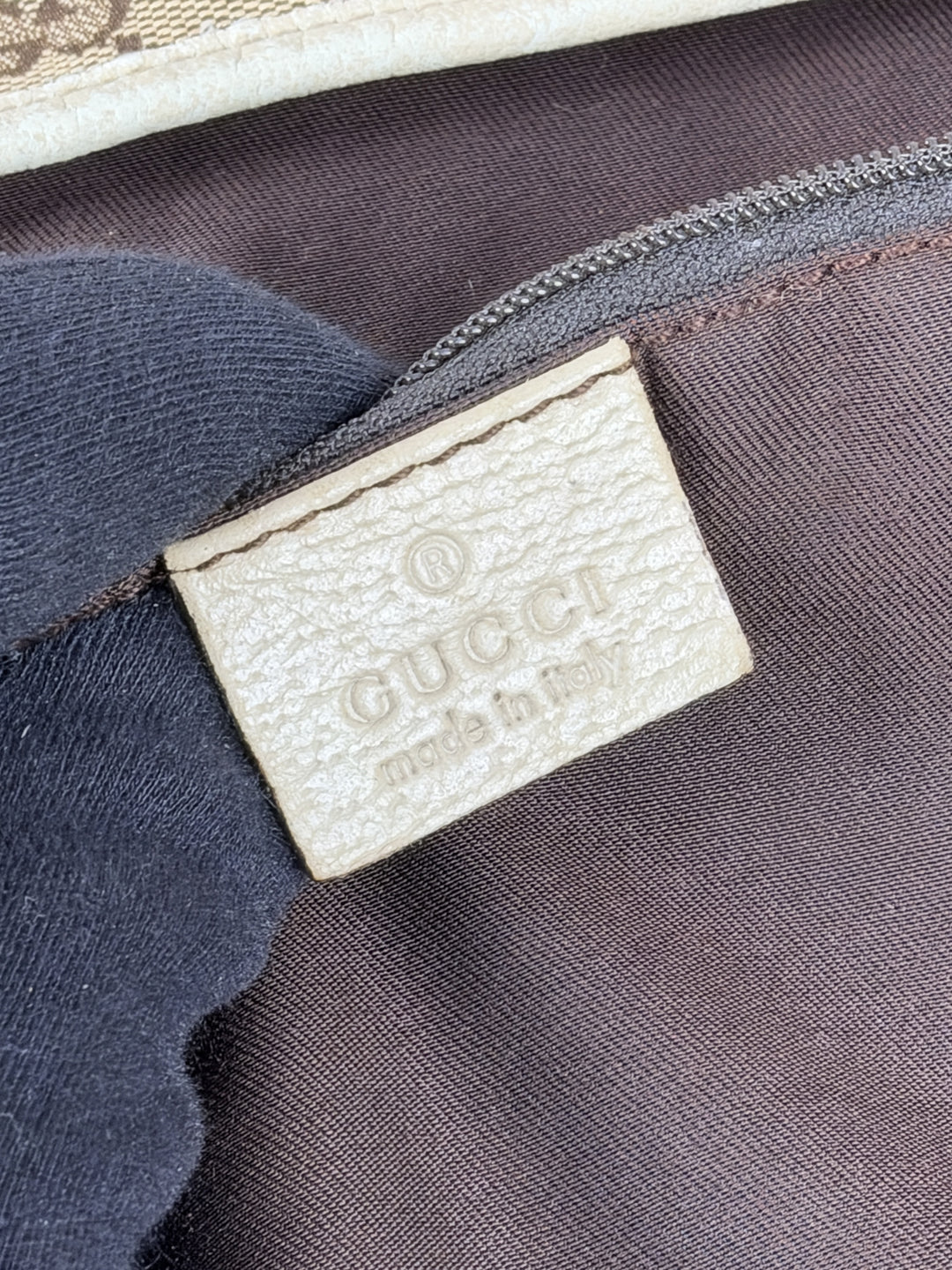 Gucci GG Canvas Abbey D-Ring Tote Shoulder Bag in Beige/Ebenholz, Detailansicht 12