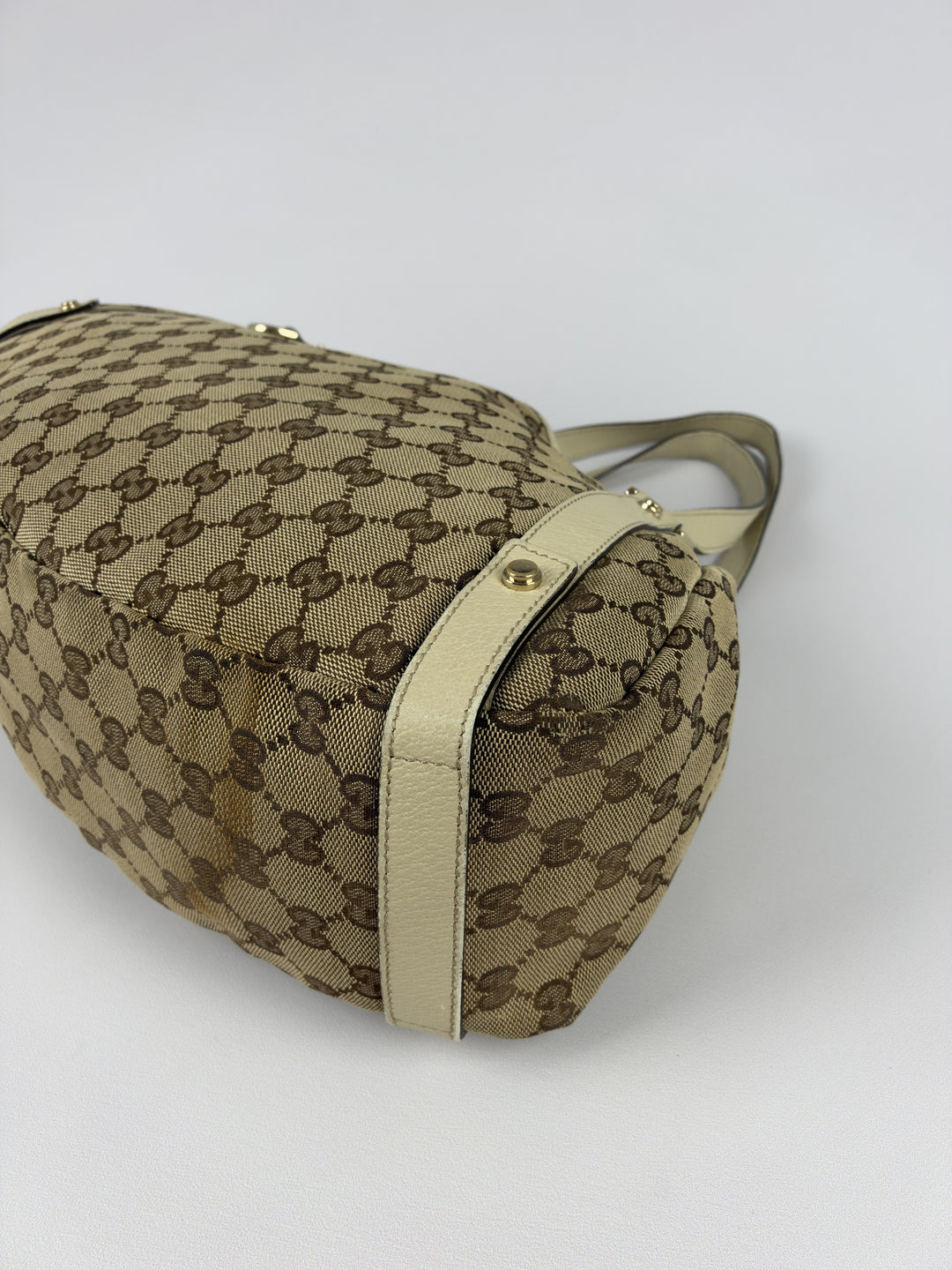 Gucci GG Canvas Abbey D-Ring Tote Shoulder Bag in Beige/Ebenholz, Detailansicht 5