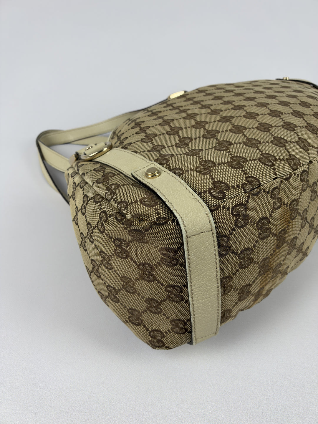 Gucci GG Canvas Abbey D-Ring Tote Shoulder Bag in Beige/Ebenholz, Detailansicht 7