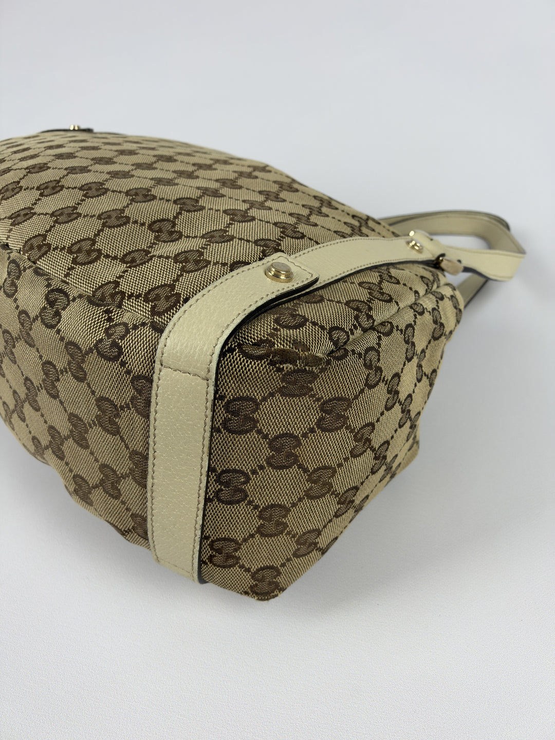 Gucci GG Canvas Abbey D-Ring Tote Shoulder Bag in Beige/Ebenholz, Detailansicht 8
