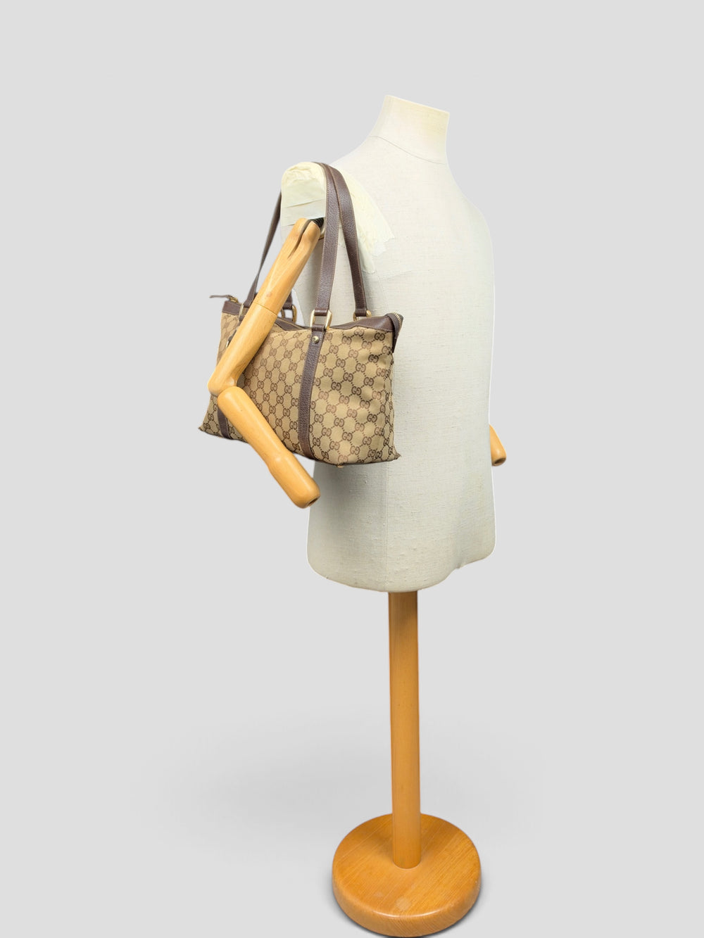 Gucci GG Canvas Abbey D-Ring Tote Shoulder Bag in Beige/Braun, getragen an der Schneiderpuppe