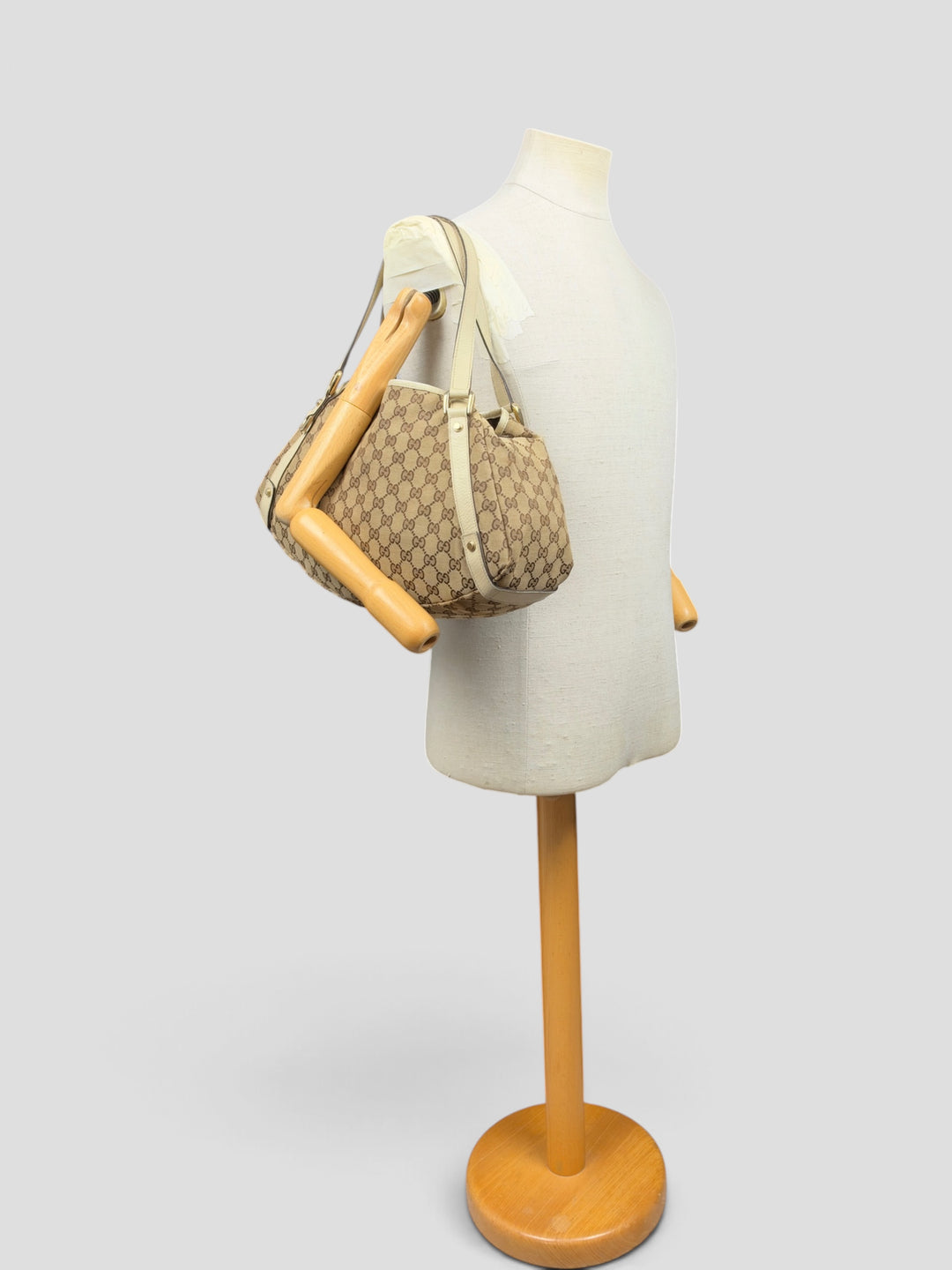 Gucci GG Canvas Abbey D-Ring Tote Shoulder Bag in Beige/Ebenholz, getragen an der Schneiderpuppe