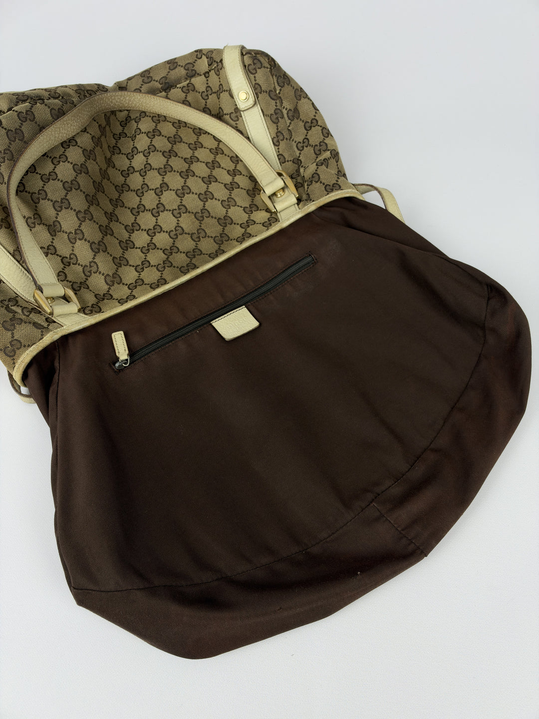 Gucci GG Canvas Abbey Tote Shoulder Bag in Beige/Ebenholz, Detailansicht 11