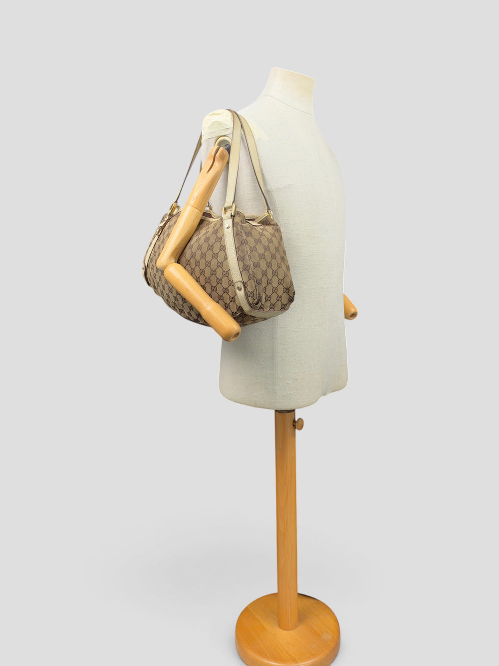 Gucci GG Canvas Abbey Tote Shoulder Bag in Beige/Ebenholz, getragen an der Schneiderpuppe