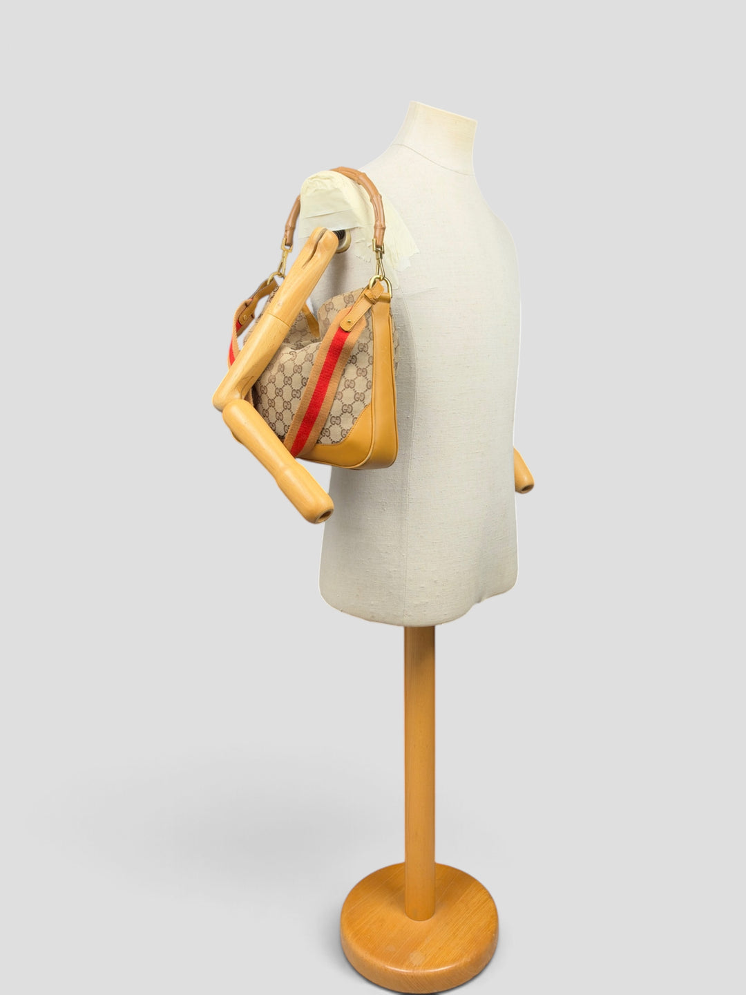 Gucci GG Canvas Bamboo Web Hobo Shoulder Bag in Beige/Braun, getragen an der Schneiderpuppe