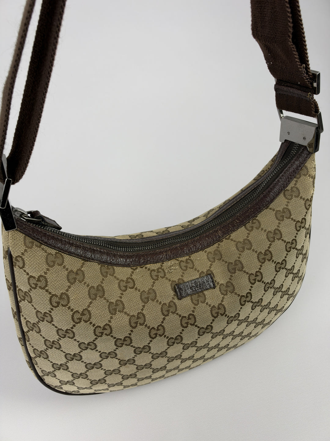 Gucci GG Canvas Half-Moon Banana Crossbody Shoulder Bag in Beige/Ebenholz, Detailansicht 1