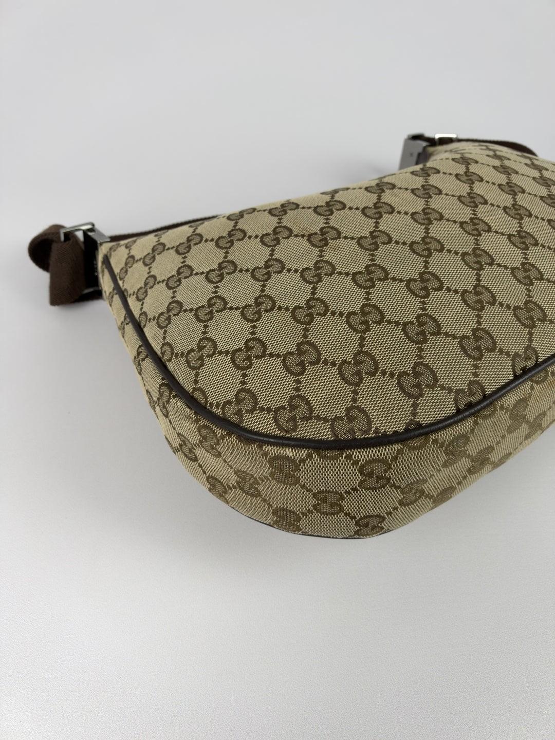 Gucci GG Canvas Half-Moon Banana Crossbody Shoulder Bag in Beige/Ebenholz, Detailansicht 10