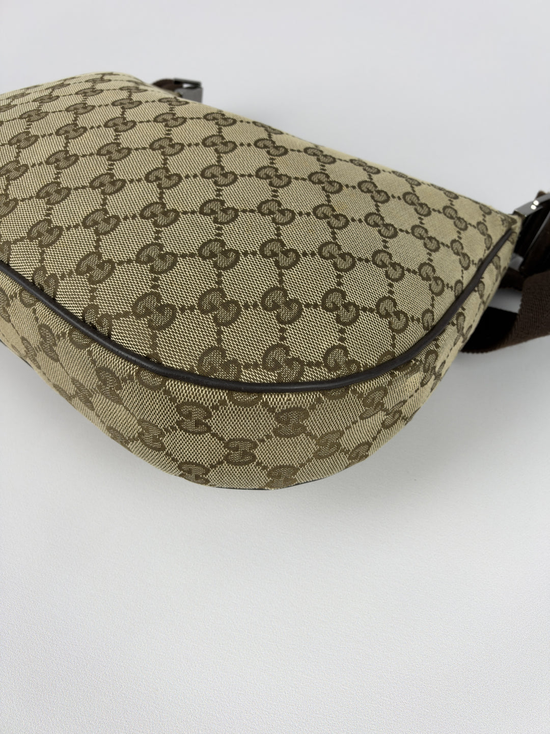 Gucci GG Canvas Half-Moon Banana Crossbody Shoulder Bag in Beige/Ebenholz, Detailansicht 11