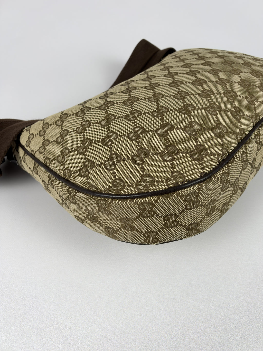 Gucci GG Canvas Half-Moon Banana Crossbody Shoulder Bag in Beige/Ebenholz, Detailansicht 12