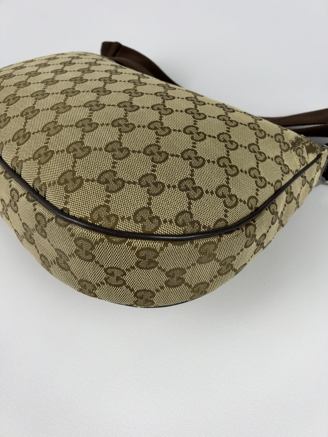 Gucci GG Canvas Half-Moon Banana Crossbody Shoulder Bag in Beige/Ebenholz, Detailansicht 13