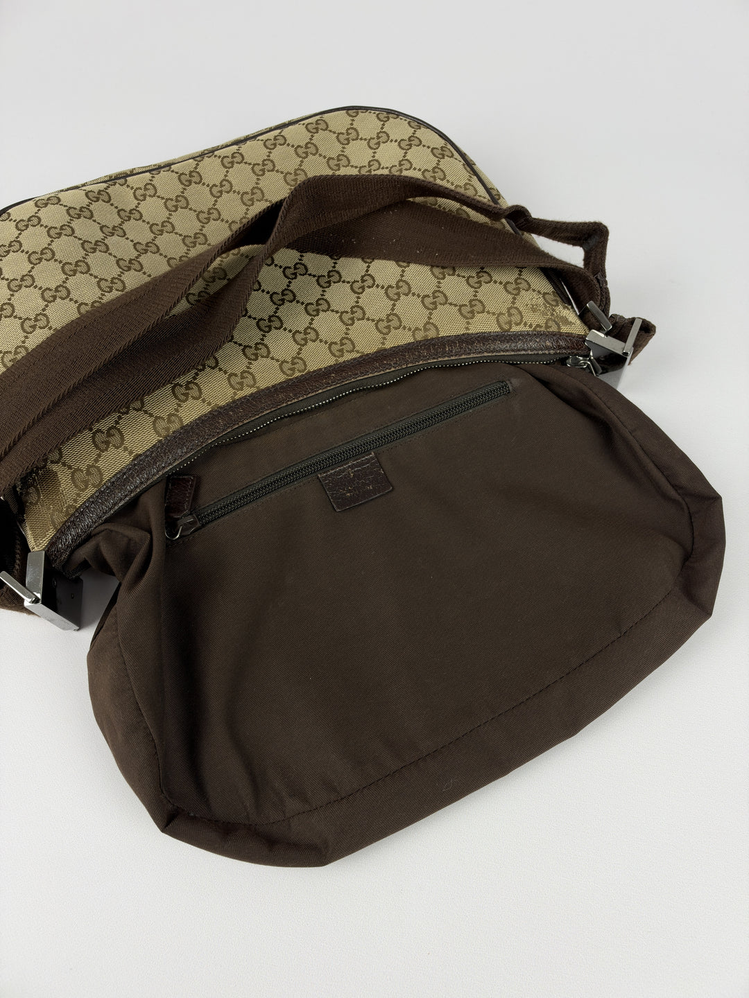 Gucci GG Canvas Half-Moon Banana Crossbody Shoulder Bag in Beige/Ebenholz, Detailansicht 14