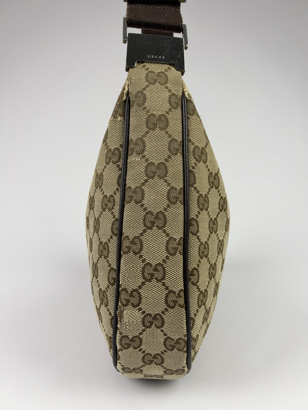 Gucci GG Canvas Half-Moon Banana Crossbody Shoulder Bag in Beige/Ebenholz, Detailansicht 2