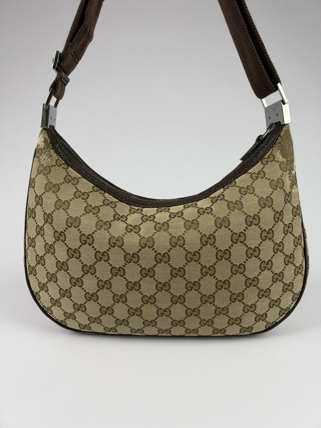 Gucci GG Canvas Half-Moon Banana Crossbody Shoulder Bag in Beige/Ebenholz, Detailansicht 3