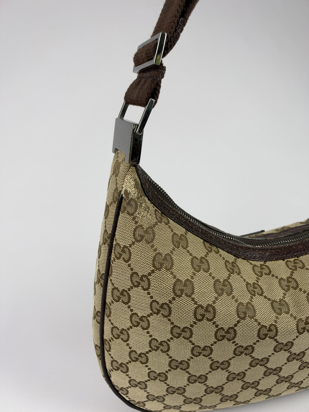 Gucci GG Canvas Half-Moon Banana Crossbody Shoulder Bag in Beige/Ebenholz, Detailansicht 4