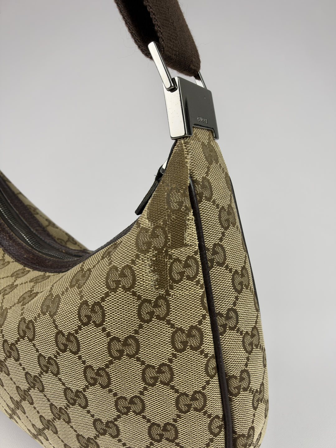Gucci GG Canvas Half-Moon Banana Crossbody Shoulder Bag in Beige/Ebenholz, Detailansicht 5