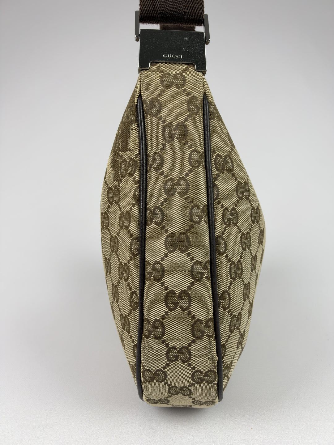 Gucci GG Canvas Half-Moon Banana Crossbody Shoulder Bag in Beige/Ebenholz, Detailansicht 6