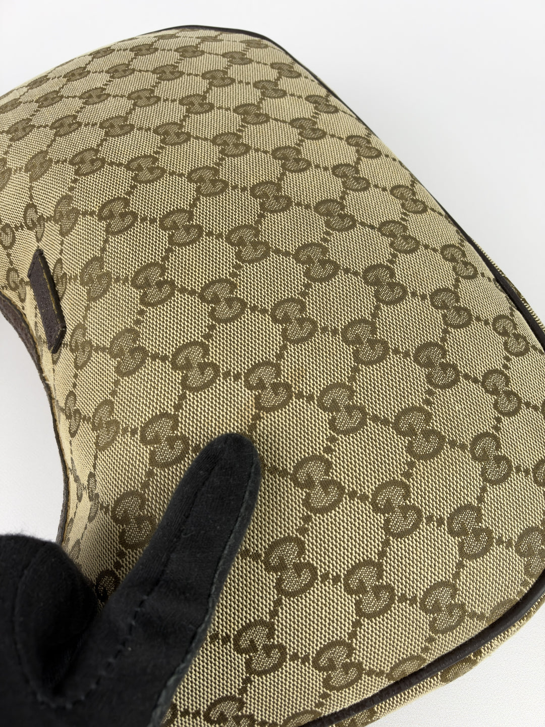 Gucci GG Canvas Half-Moon Banana Crossbody Shoulder Bag in Beige/Ebenholz, Detailansicht 7