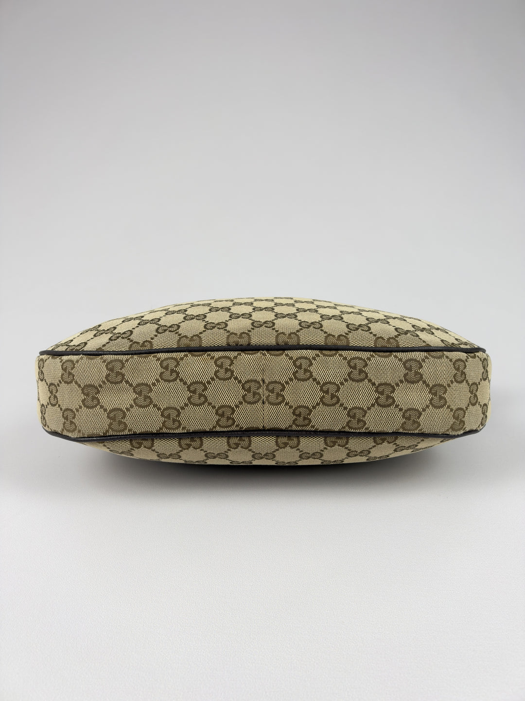Gucci GG Canvas Half-Moon Banana Crossbody Shoulder Bag in Beige/Ebenholz, Detailansicht 9
