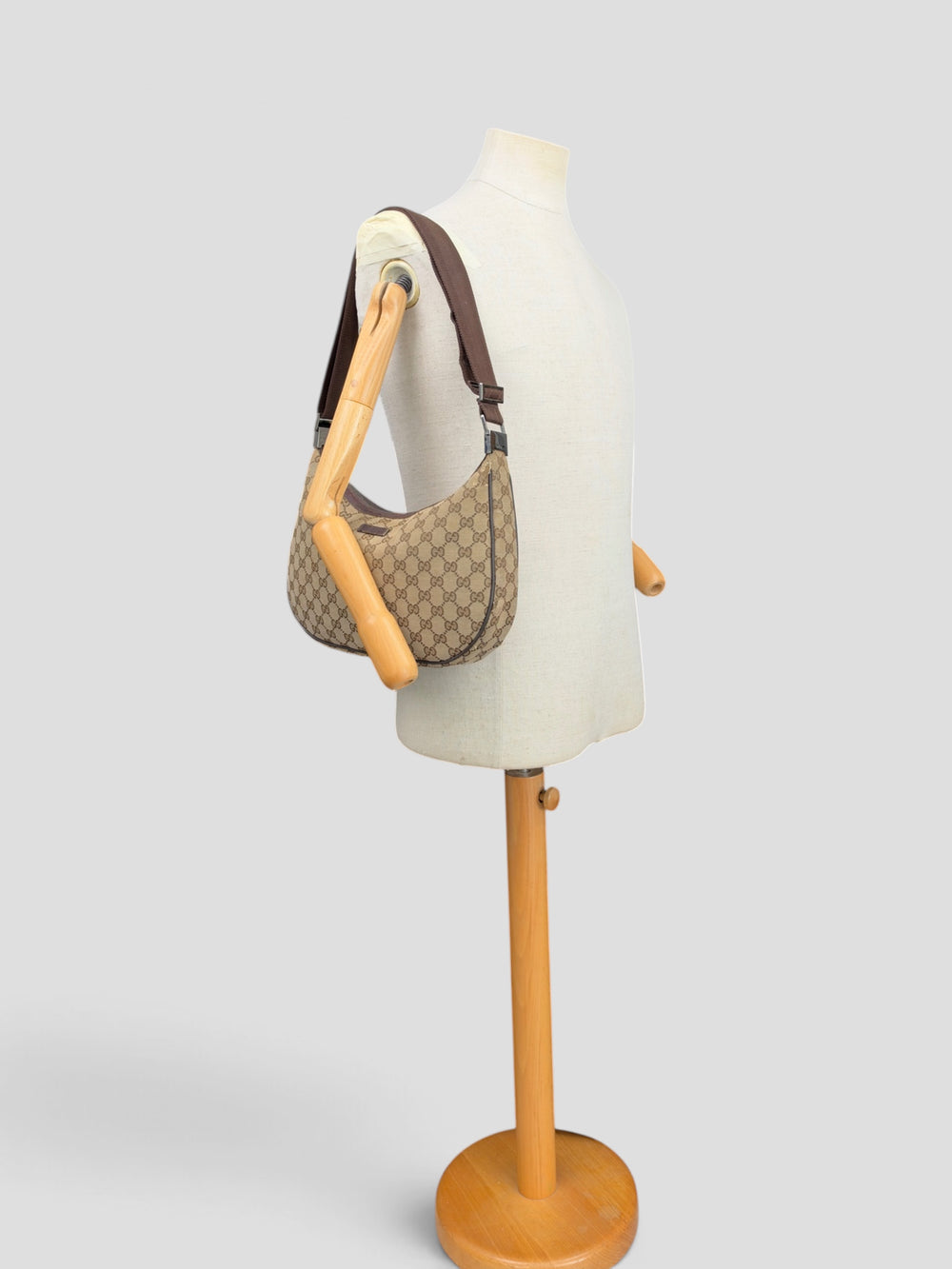 Gucci GG Canvas Half-Moon Banana Crossbody Shoulder Bag in Beige/Ebenholz, getragen an der Schneiderpuppe