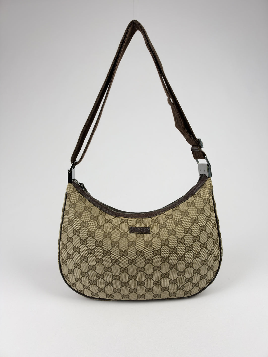 Gucci GG Canvas Half-Moon Banana Crossbody Shoulder Bag in Beige/Ebenholz, Vorderansicht im Originalfoto