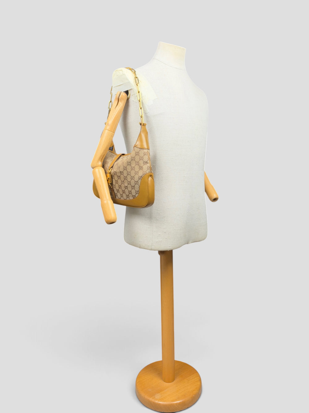 Gucci GG Canvas Jackie Chain Hobo Shoulder Bag in Beige/Ebenholz, getragen an der Schneiderpuppe