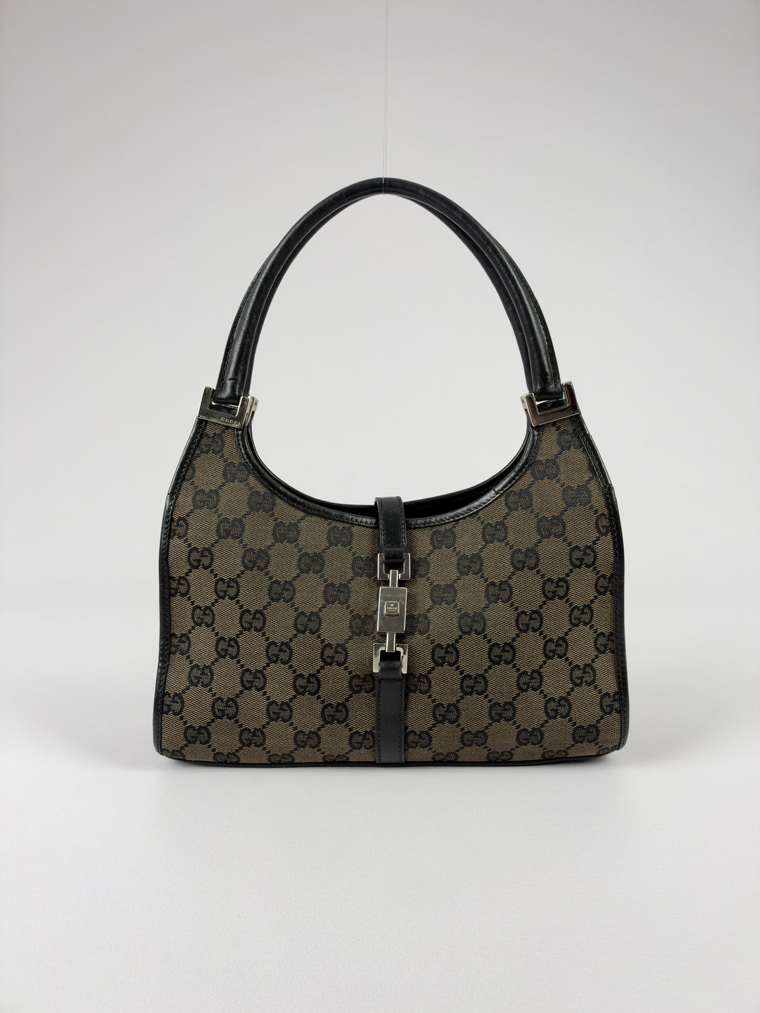Gucci GG Canvas Jackie Small Hobo Shoulder Bag in Dunkelbraun/Schwarz, Vorderansicht im Originalfoto