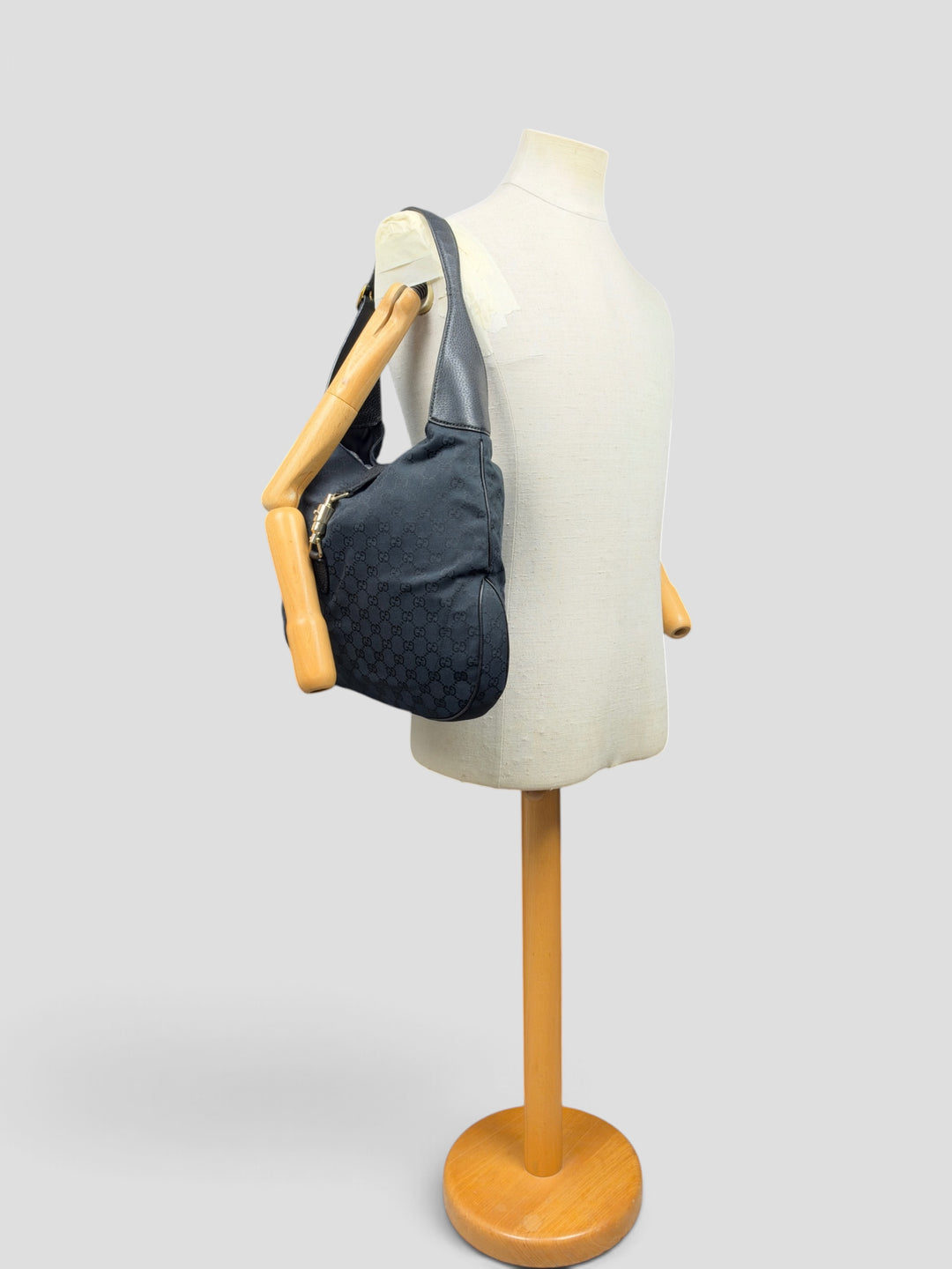 Gucci GG Canvas New Jackie Large Hobo Shoulder Bag in Schwarz, getragen an der Schneiderpuppe