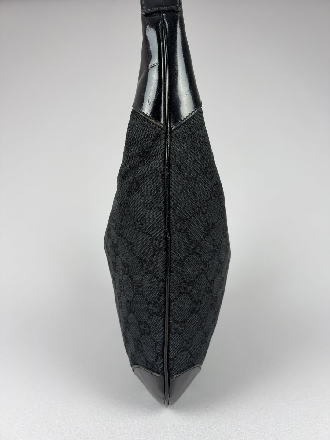 Gucci GG Canvas Patent Leather Hobo Shoulder Bag in Schwarz, Detailansicht 1