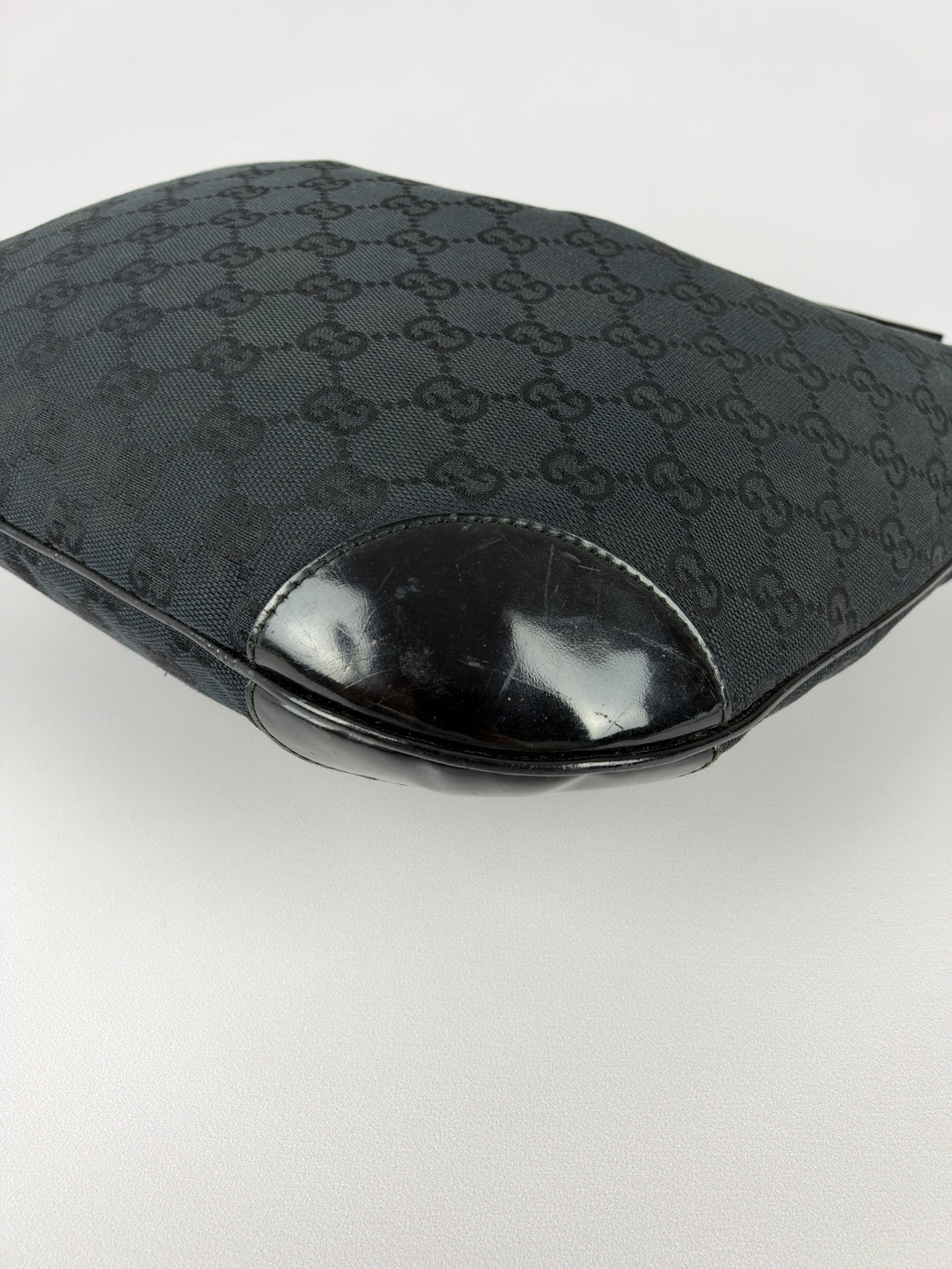 Gucci GG Canvas Patent Leather Hobo Shoulder Bag in Schwarz, Detailansicht 10