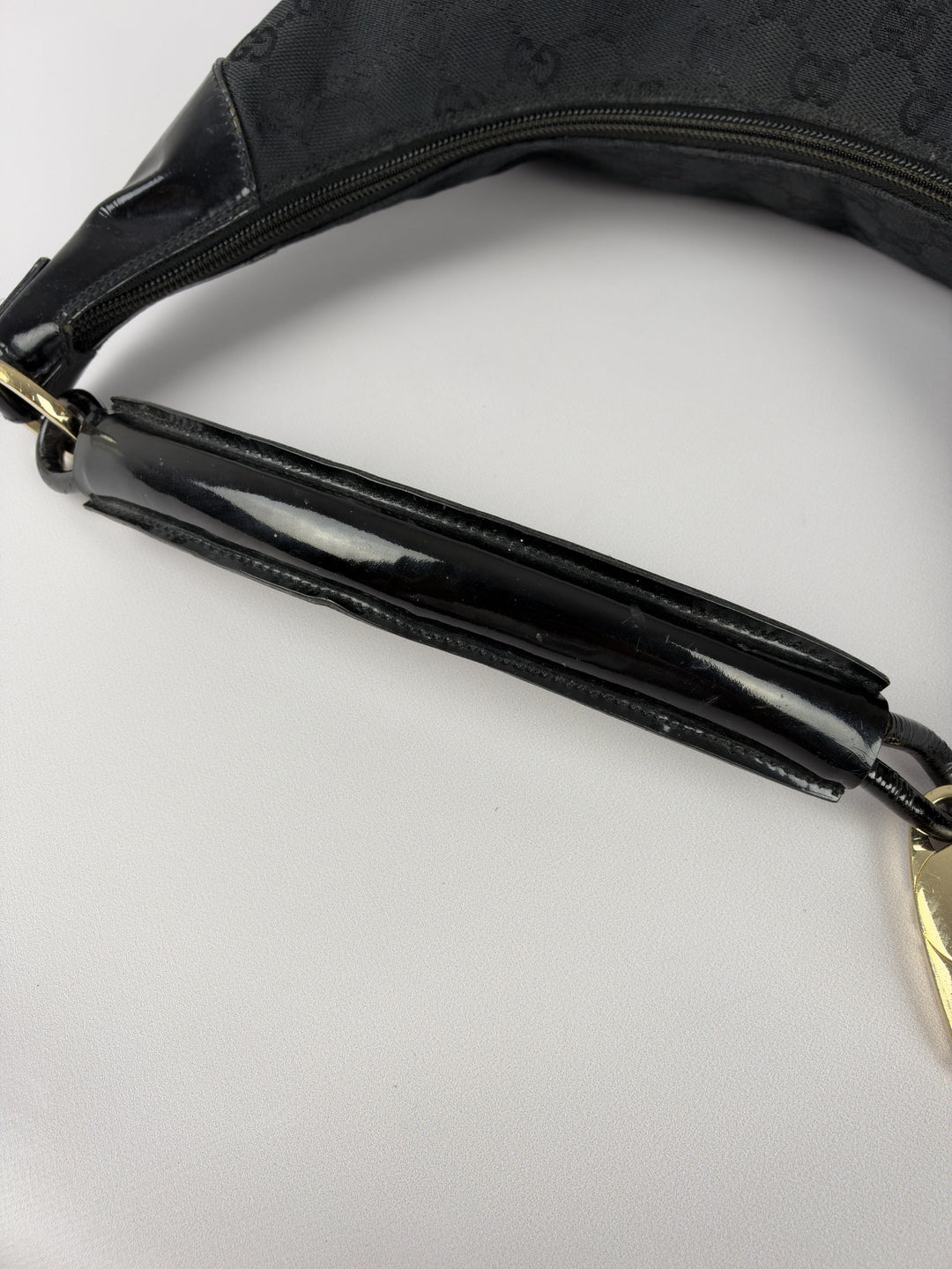 Gucci GG Canvas Patent Leather Hobo Shoulder Bag in Schwarz, Detailansicht 12