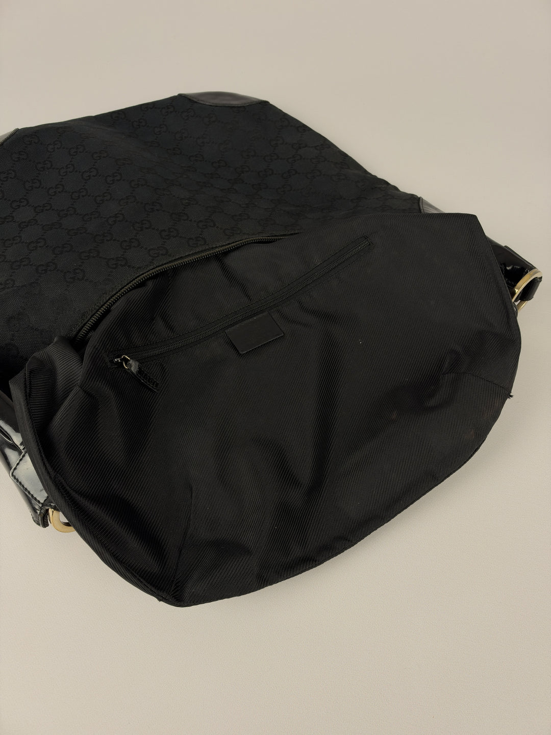Gucci GG Canvas Patent Leather Hobo Shoulder Bag in Schwarz, Detailansicht 13