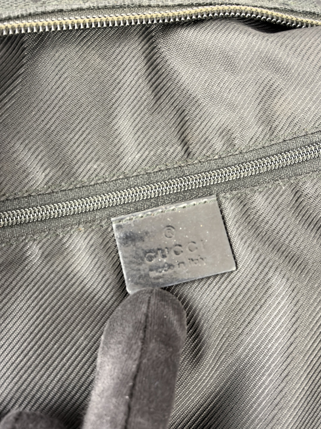 Gucci GG Canvas Patent Leather Hobo Shoulder Bag in Schwarz, Detailansicht 14