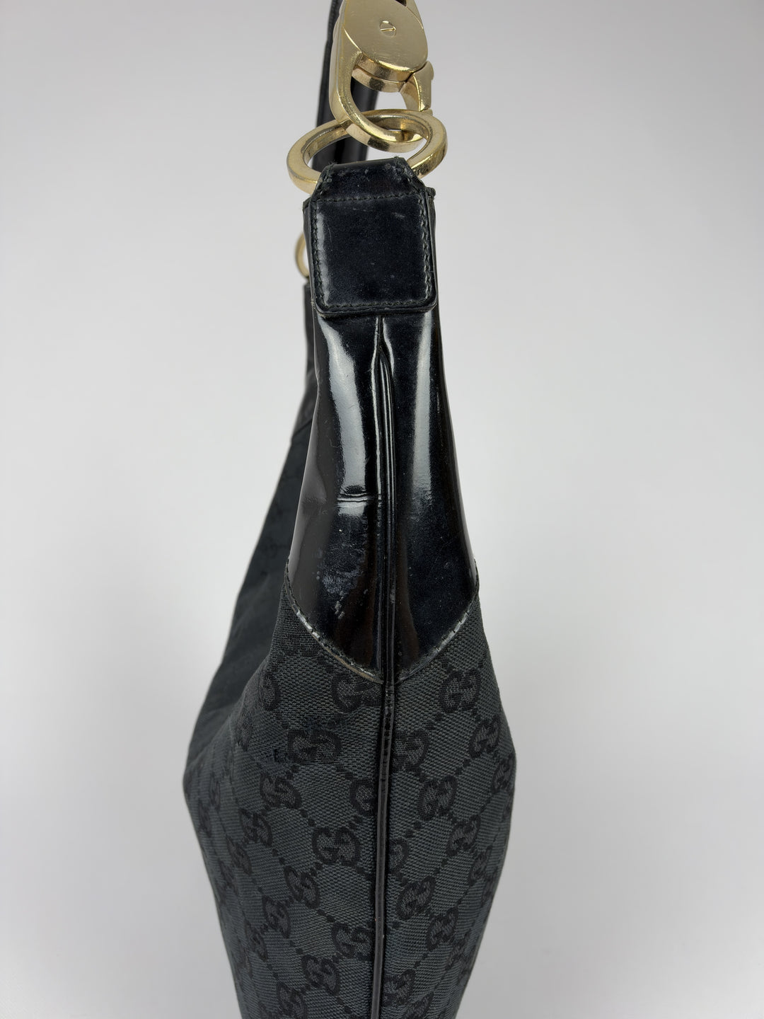 Gucci GG Canvas Patent Leather Hobo Shoulder Bag in Schwarz, Detailansicht 2