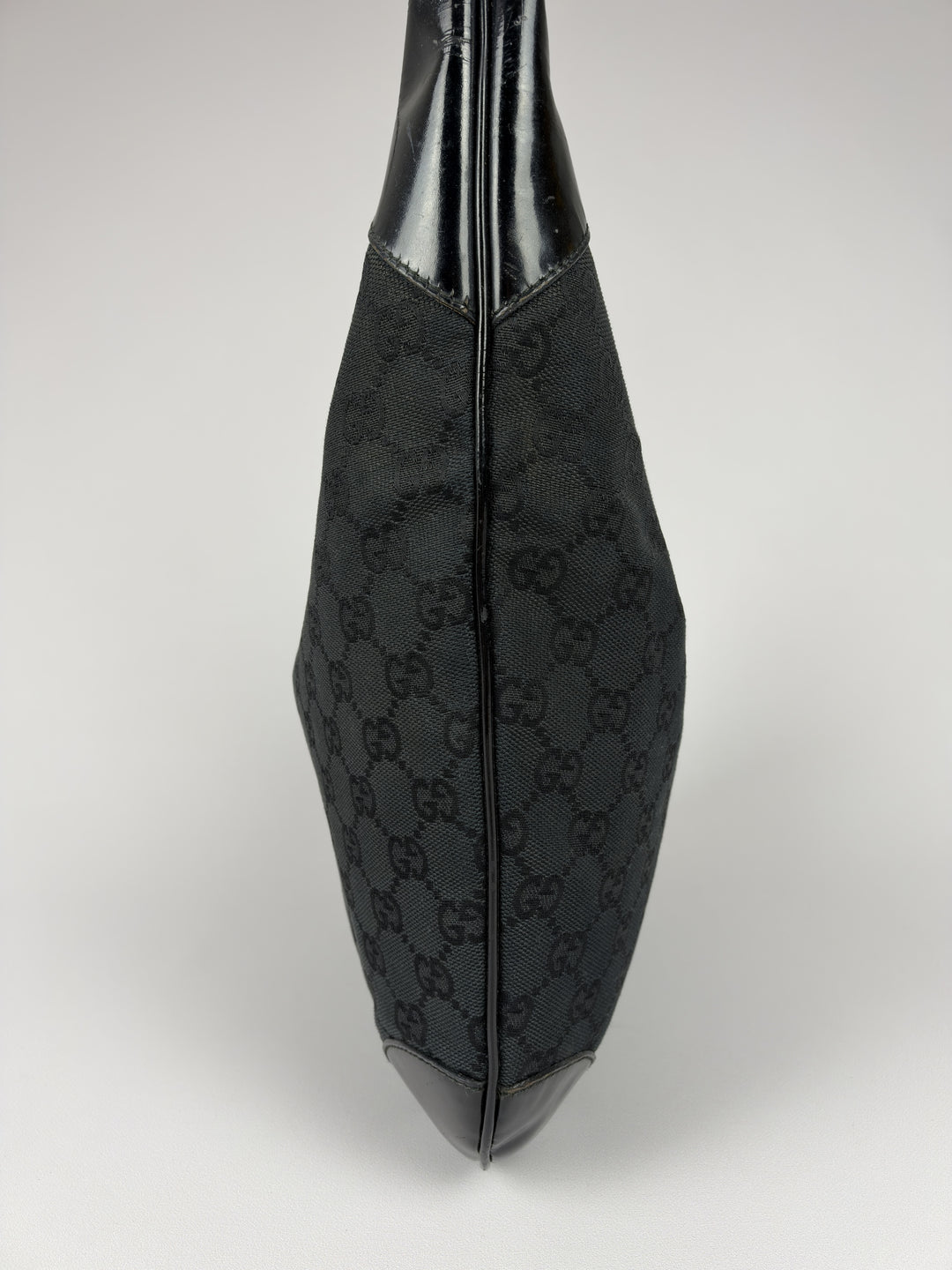 Gucci GG Canvas Patent Leather Hobo Shoulder Bag in Schwarz, Detailansicht 4
