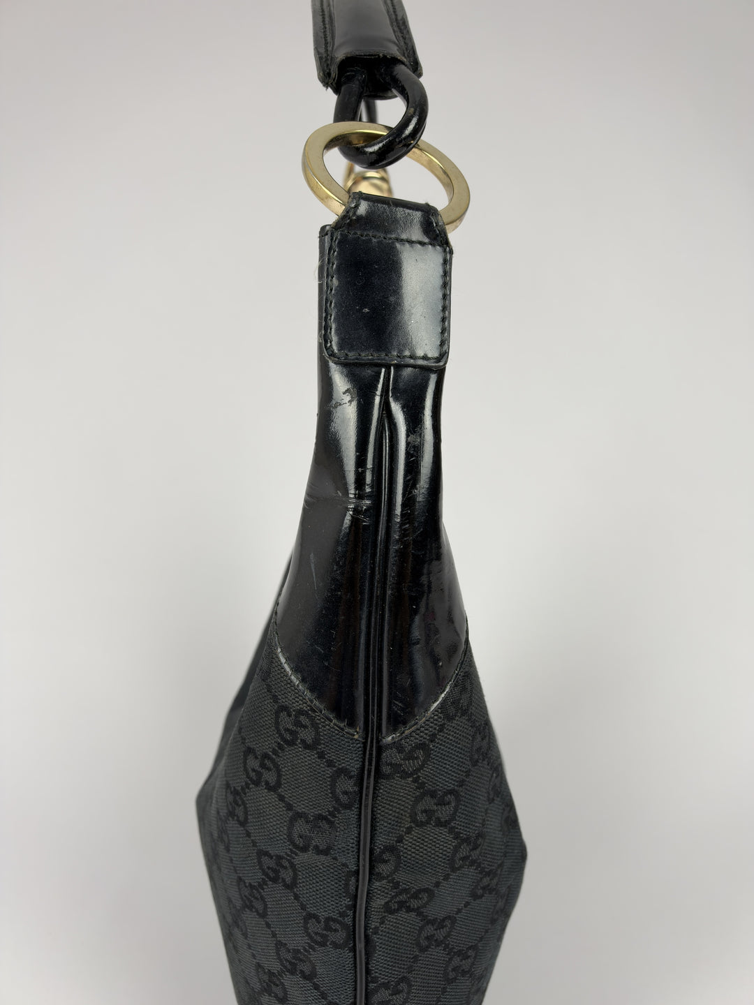 Gucci GG Canvas Patent Leather Hobo Shoulder Bag in Schwarz, Detailansicht 5