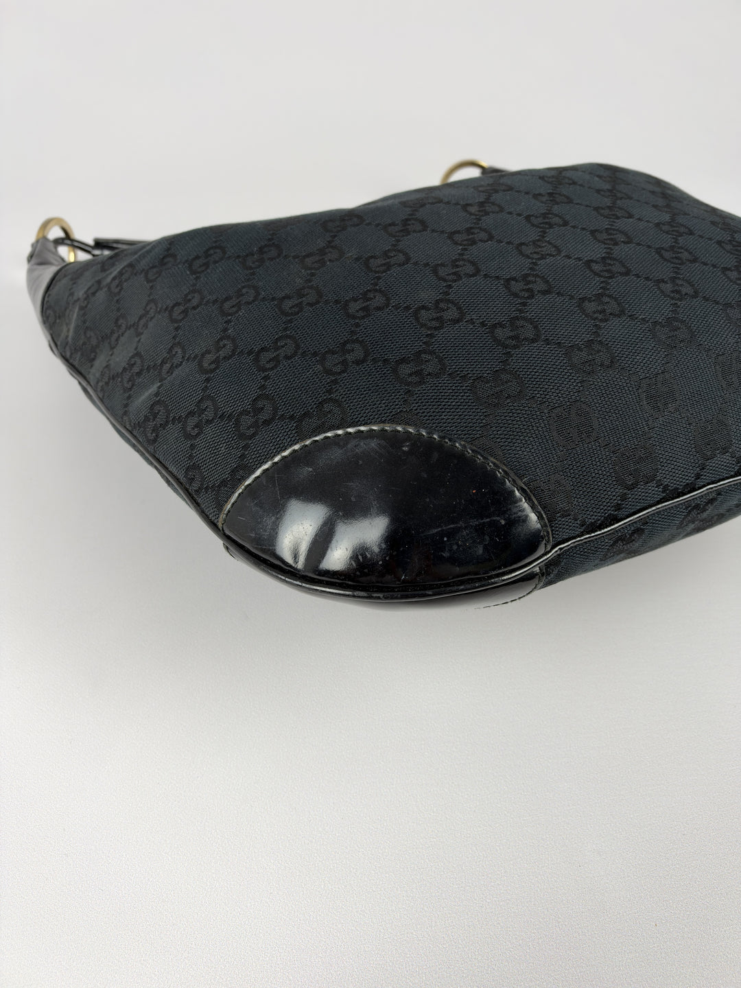 Gucci GG Canvas Patent Leather Hobo Shoulder Bag in Schwarz, Detailansicht 7