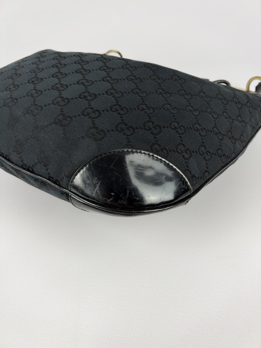 Gucci GG Canvas Patent Leather Hobo Shoulder Bag in Schwarz, Detailansicht 8