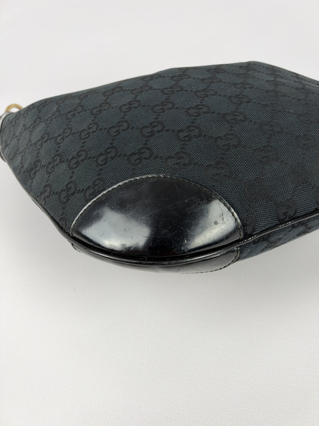 Gucci GG Canvas Patent Leather Hobo Shoulder Bag in Schwarz, Detailansicht 9