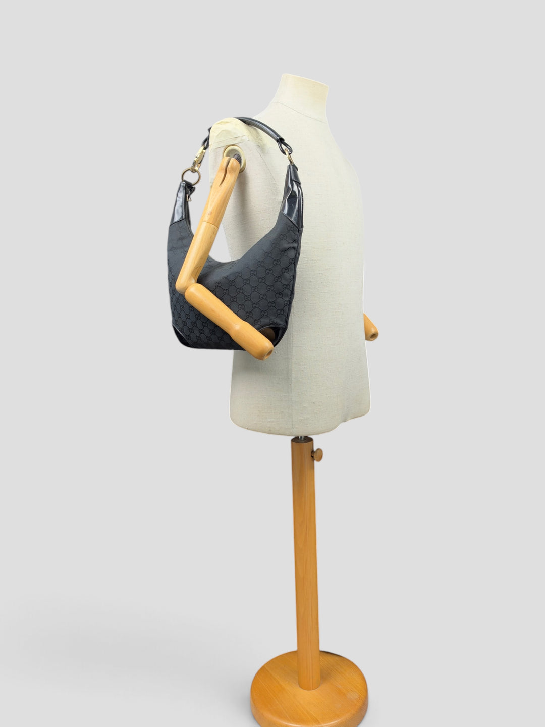 Gucci GG Canvas Patent Leather Hobo Shoulder Bag in Schwarz, getragen an der Schneiderpuppe