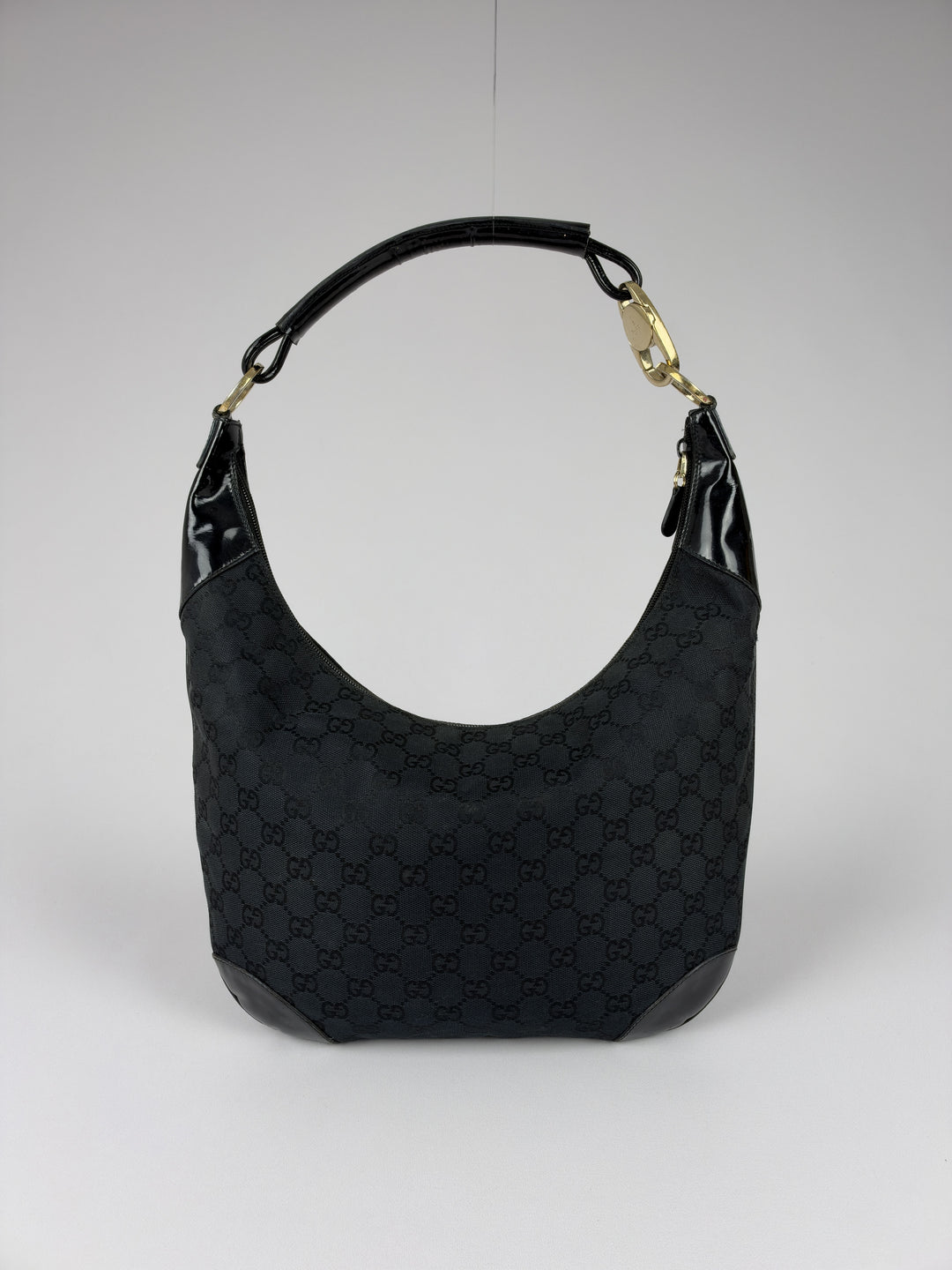Gucci GG Canvas Patent Leather Hobo Shoulder Bag in Schwarz, Vorderansicht im Originalfoto
