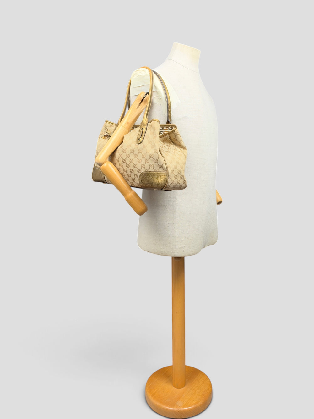 Gucci GG Canvas Princy Medium Tote Shoulder Bag in Beige/Ebony, getragen an der Schneiderpuppe