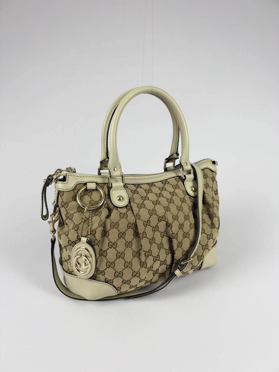 Gucci GG Canvas Sukey Boston Shoulder Bag in Beige/Ebenholz, Detailansicht 1