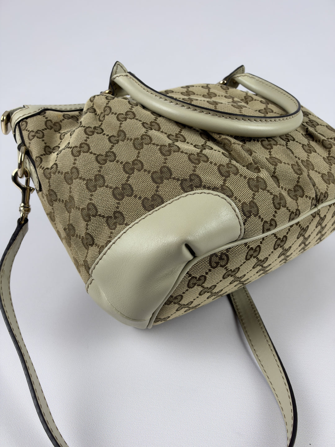 Gucci GG Canvas Sukey Boston Shoulder Bag in Beige/Ebenholz, Detailansicht 10