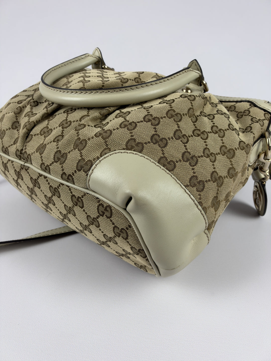 Gucci GG Canvas Sukey Boston Shoulder Bag in Beige/Ebenholz, Detailansicht 11