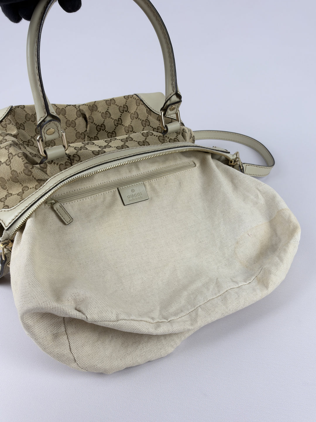 Gucci GG Canvas Sukey Boston Shoulder Bag in Beige/Ebenholz, Detailansicht 12