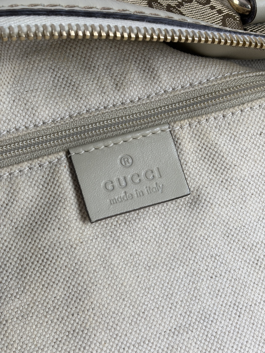 Gucci GG Canvas Sukey Boston Shoulder Bag in Beige/Ebenholz, Detailansicht 13