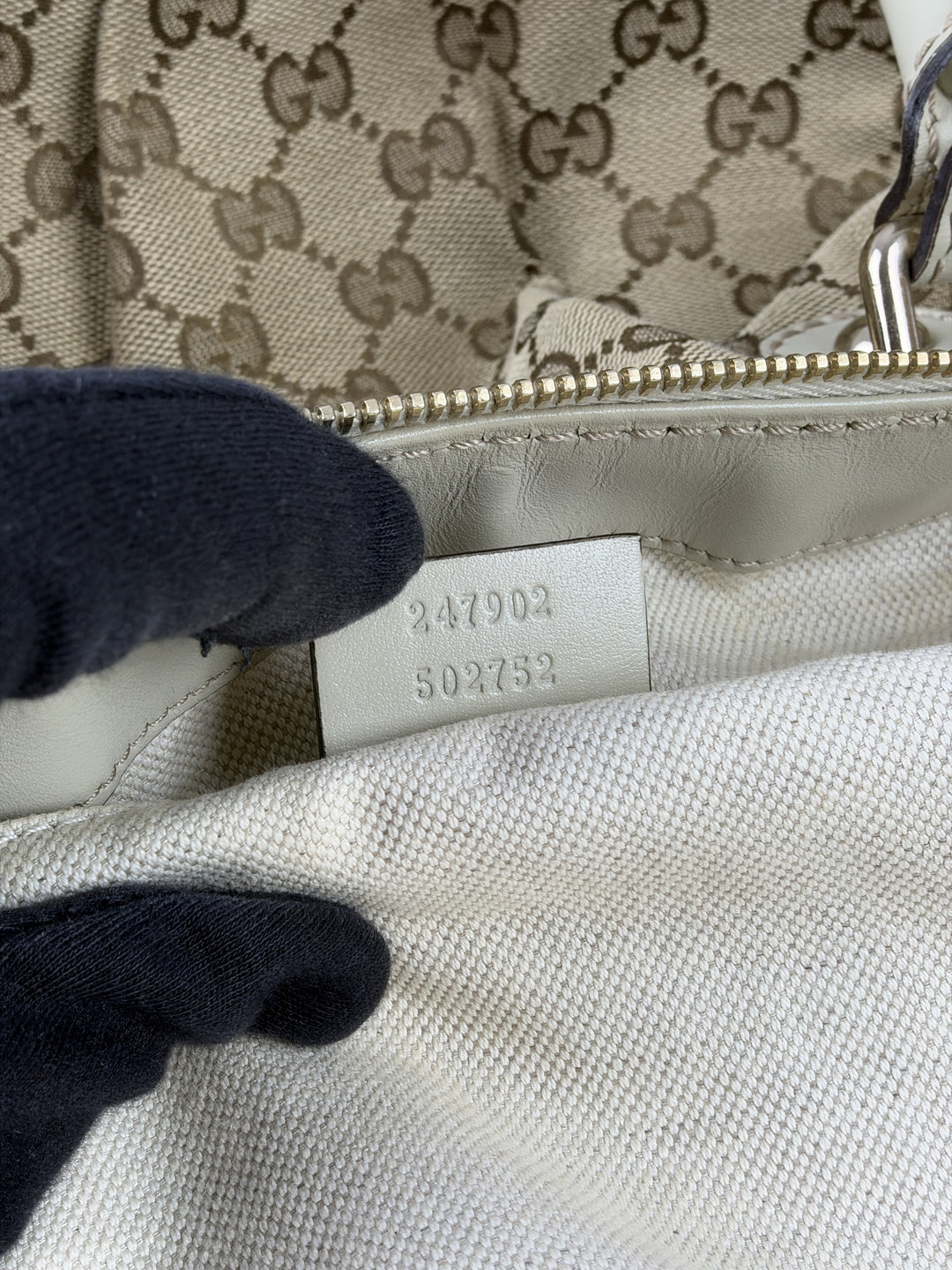 Gucci GG Canvas Sukey Boston Shoulder Bag in Beige/Ebenholz, Detailansicht 14