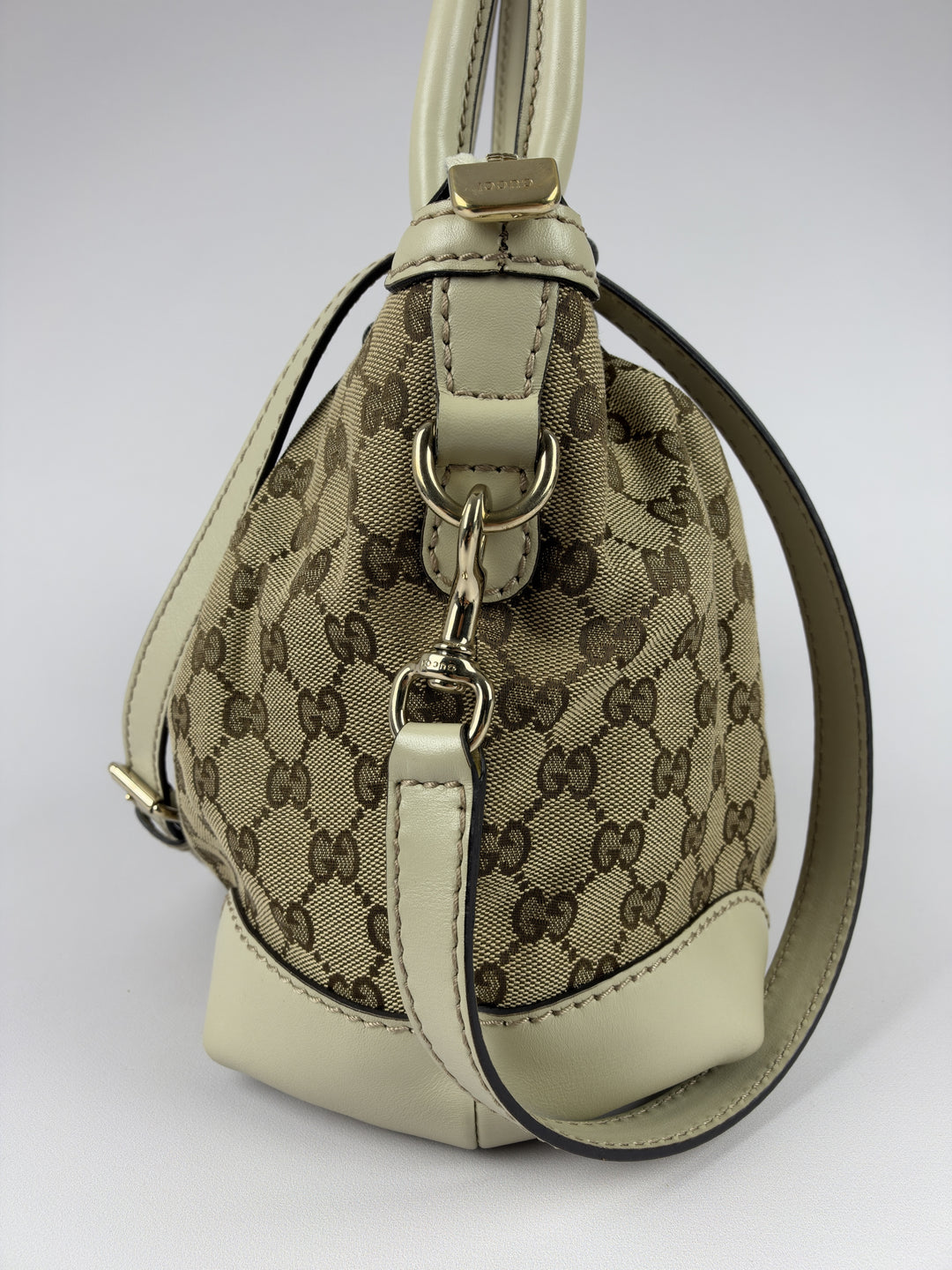 Gucci GG Canvas Sukey Boston Shoulder Bag in Beige/Ebenholz, Detailansicht 2